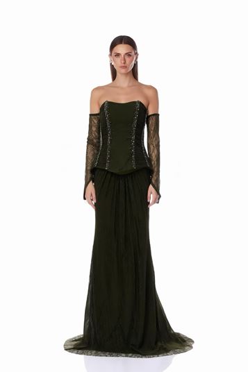 فستان سهرة كاكي اللون بتفاصيل دانتيل أنيقة